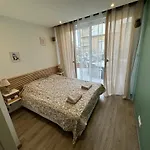 Maisons Calmes Avec Terrasses Et Garages Centre-ville B Et C