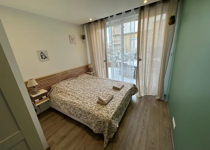 Maisons Calmes Avec Terrasses Et Garages Centre-ville B Et C